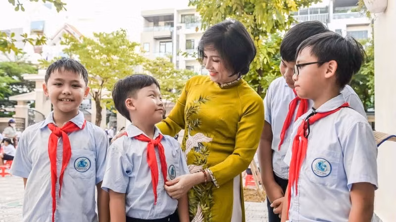 Cô giáo và học sinh Trường tiểu học Nguyễn Tất Thành (phường Nam Định, tỉnh Ninh Bình). (Ảnh: TRỌNG TÙNG)