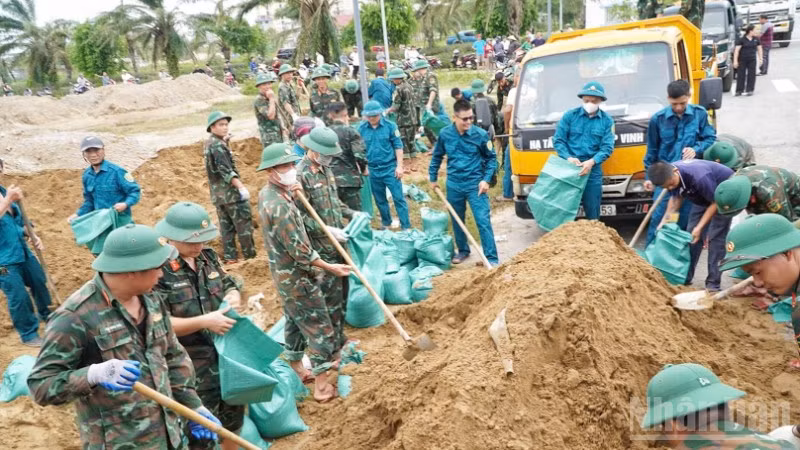 Đoạn sông Vinh vỡ trên đường Vĩnh Giang trong sáng nay. 