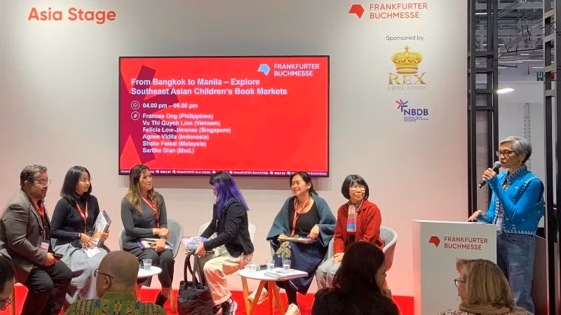 Đại diện một số nhà xuất bản Việt Nam tham gia giao lưu tại Hội sách Frankfurt 2025 diễn ra ở Đức. (Ảnh NGUYÊN MINH)