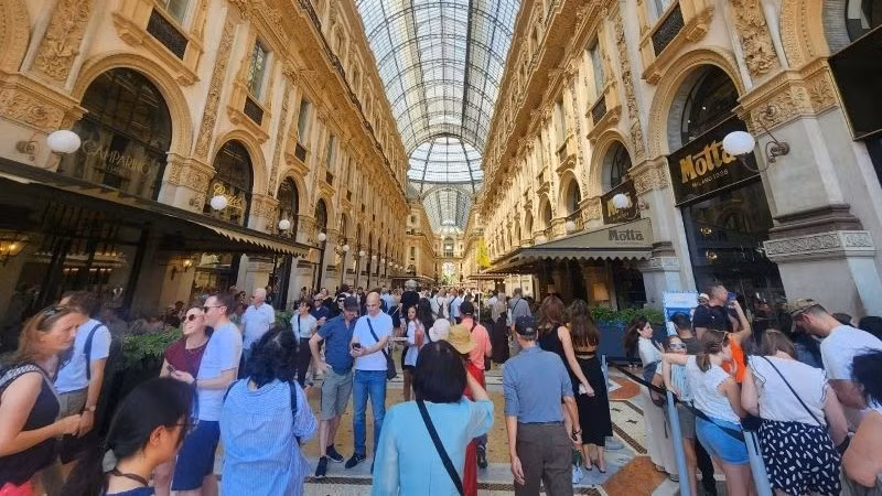 Nằm ở trung tâm châu Âu, Milan là thành phố lớn thứ 2 của Italia và được mệnh danh là kinh đô thời trang lớn bậc nhất thế giới.