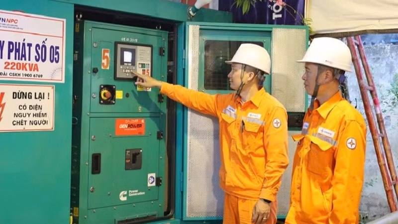 Công nhân Công ty Điện lực Điện Biên kiểm tra hệ thống điện theo phương án nguồn dự phòng đồng bộ.