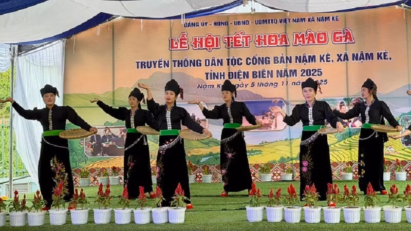 Phụ nữ dân tộc Cống bản Nậm Kè vui mừng trình diễn điệu múa truyền thống của dân tộc trong Lễ hội Tết hoa mào gà.