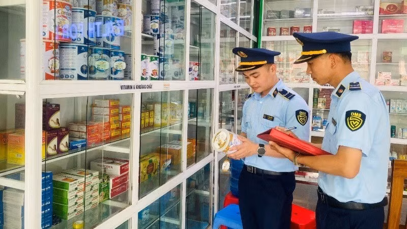 Lực lượng quản lý thị trường tỉnh Thanh Hóa rà soát sản phẩm thuốc, thực phẩm dinh dưỡng, thực phẩm bảo vệ sức khỏe. (Ảnh: LƯU QUYÊN)