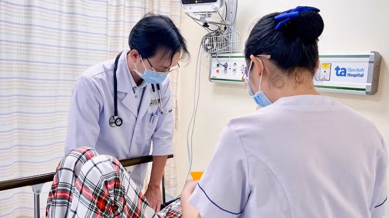 Bệnh nhân bị ngộ độc thực phẩm được bác sĩ Bệnh viện đa khoa Tâm Anh thăm khám sáng 7/11.