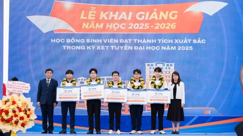 Sinh viên Trường đại học Khoa học tự nhiên nhận học bổng (Ảnh: Trường đại học Khoa học tự nhiên cung cấp)