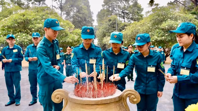 Chiến sĩ dân quân tự vệ dâng hương tại Nhà tù Phú Lợi.