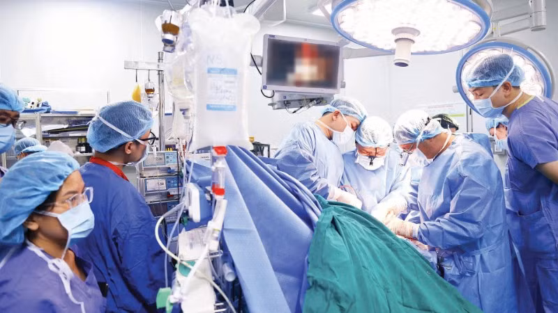 Các bác sĩ Bệnh viện Hữu nghị Việt Đức thực hiện ca ghép tạng.