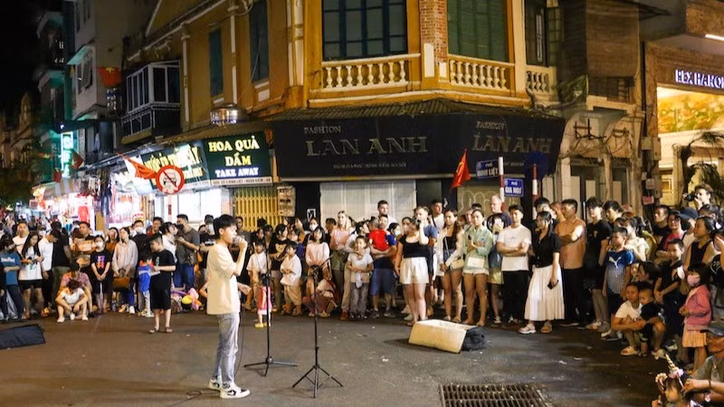Hoạt động văn hóa, văn nghệ tại không gian phố đi bộ hồ Hoàn Kiếm. (Ảnh: NHẬT QUANG)