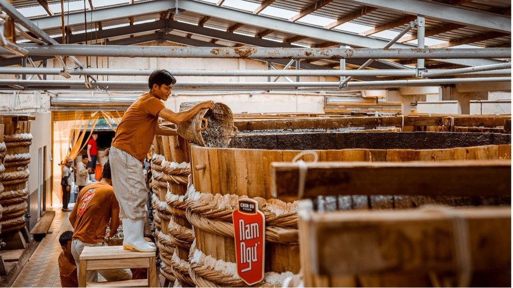 Cá sau khi ướp được mang về nhà thùng tiếp tục quy trình ủ chượp nghiêm ngặt trong thùng gỗ suốt 9 đến 12 tháng. masan-2-4627.jpg