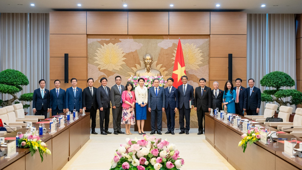 Chủ tịch Quốc hội Trần Thanh Mẫn và bà Obuchi Yuko, Hạ nghị sĩ, Chủ tịch Liên minh Nghị sĩ hữu nghị Nhật Bản-Việt Nam chụp ảnh lưu niệm với đại biểu hai nước. (Ảnh: Duy Linh) z61-3464.jpg