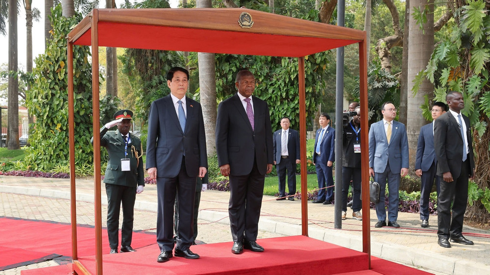 Chủ tịch nước Lương Cường và Tổng thống Angola João Manuel Gonçalves Lourenço nghe quân nhạc cử Quốc thiều hai nước.
