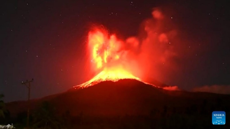 Núi lửa Lewotobi Laki-laki (Indonesia) phun trào ngày 1/8/2025. (Ảnh: THX)