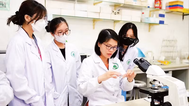 Các nhà khoa học nữ thực hành nghiên cứu tại Trung tâm Nghiên cứu bệnh truyền nhiễm, Trường đại học Quốc tế, Đại học Quốc gia Thành phố Hồ Chí Minh.