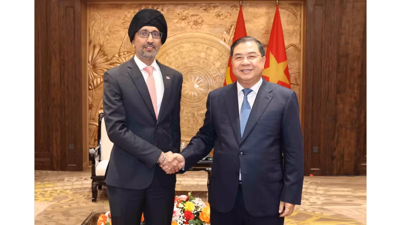 Chánh Văn phòng Trung ương Đảng Phạm Gia Túc tiếp Đại sứ Singapore tại Việt Nam Rajpal Singh. (Ảnh: Phương Hoa/TTXVN)