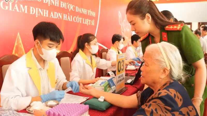 Cục Cảnh sát Quản lý hành chính về trật tự xã hội phối hợp Công an tỉnh Lâm Đồng tổ chức thu nhận mẫu ADN cho thân nhân liệt sĩ chưa xác định được danh tính trên địa bàn. (Ảnh: QUỲNH HƯƠNG)