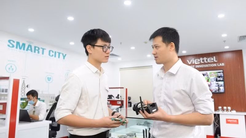 Các kỹ sư của Viettel trao đổi về phát triển giải pháp công nghệ. (Ảnh: ĐỨC THỌ)