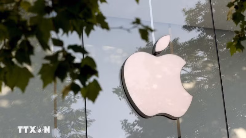 Biểu tượng Apple tại cửa hàng ở Brussels, Bỉ. (Ảnh: THX/TTXVN)