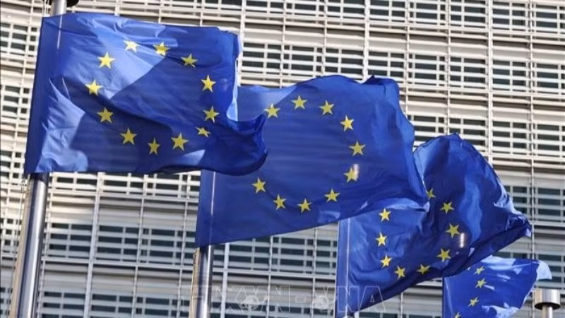 Cờ Liên minh châu Âu tại Brussels, Bỉ. (Ảnh: THX/TTXVN)