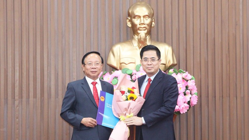 Chủ tịch Ủy ban nhân dân tỉnh Quảng Ngãi Nguyễn Hoàng Giang trao quyết định và tặng hoa chúc mừng đồng chí Lương Kim Sơn giữ chức Trưởng Ban Quản lý Khu kinh tế Dung Quất và các khu công nghiệp Quảng Ngãi.