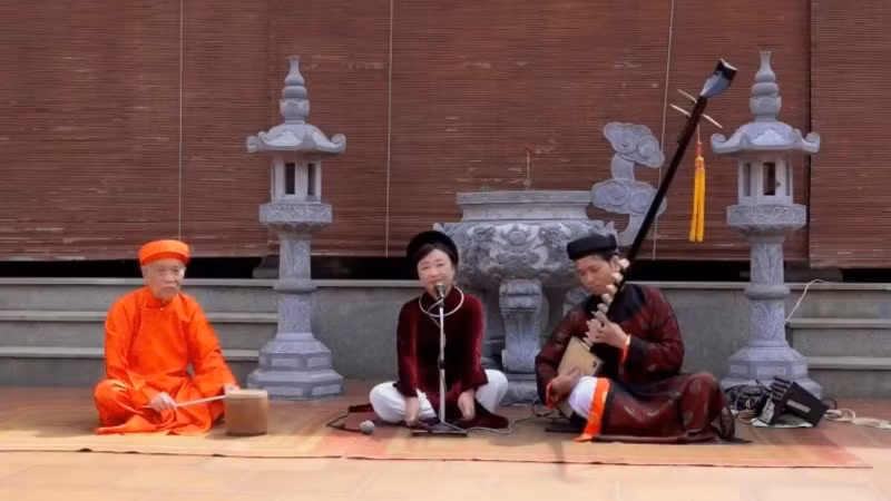 Nghệ nhân Ưu tú Phương Hồng (giữa) biểu diễn ca trù tại đình Đắc Sở, thành phố Hà Nội. (Ảnh nhân vật cung cấp)