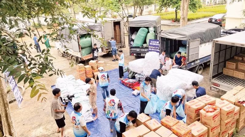 Những chuyến xe cứu trợ đến với người dân vùng lũ Nghệ An.