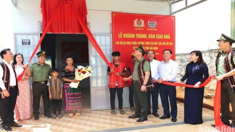 Thứ trưởng Công an Phạm Thế Tùng cùng các đại biểu thực hiện thủ tục trao nhà cho gia đình ông K’Srai, bon Ting Wel Đơm, xã Đắk Nia), là hộ gia đình có hoàn cảnh đặc biệt khó khăn được trao tặng nhà từ nguồn kinh phí hỗ trợ của Bộ Công an.