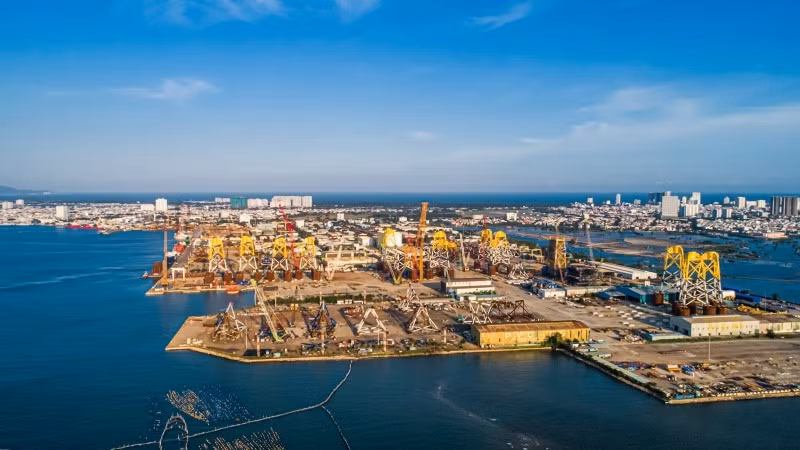 Cảng thi công chân đế điện gió ngoài khơi của PTSC tại Thành phố Hồ Chí Minh.