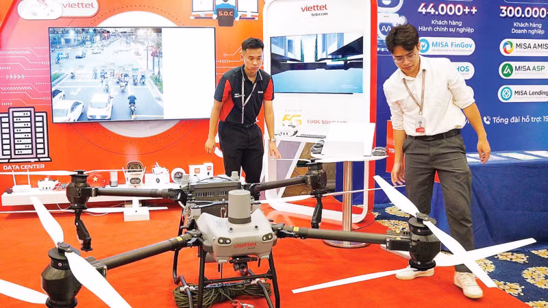 Thiết bị Drone cỡ lớn của Viettel Lạng Sơn ứng dụng trong nông nghiệp và hỗ trợ vận chuyển hàng hóa khi xảy ra thiên tai.