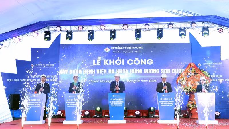 Lãnh đạo tỉnh Tuyên Quang và lãnh đạo Hệ thống Y tế Hùng Vương thực hiện nghi thức khởi công dự án.