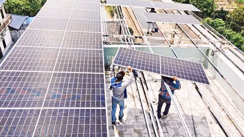 Thi công tấm pin năng lượng mặt trời mái nhà. (Ảnh: TRUNG NAM SOLAR)