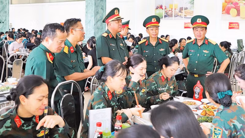 Lãnh đạo Tổng cục Hậu cần-Kỹ thuật, Bộ Quốc phòng kiểm tra bữa ăn của lực lượng diễu binh, diễu hành.