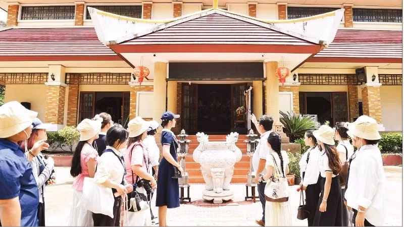 Du khách tham quan Khu di tích Chủ tịch Hồ Chí Minh tại tỉnh Udon Thani, Thái Lan. (Ảnh: Báo Nhân Dân)