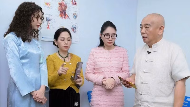 Lão Nhà Quê chia sẻ về cách chăm sóc sức khỏe chủ động từ dược liệu quanh nhà tại Viện Đông Y.