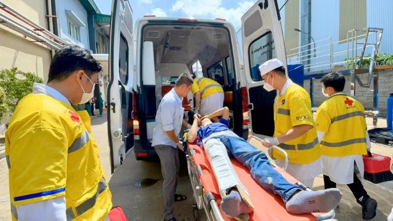 Người bị tai nạn lao động được vận chuyển từ hiện trường về bệnh viện điều trị.