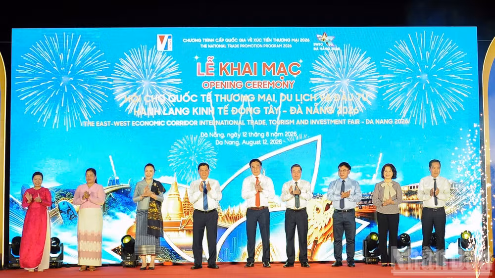 Các đại biểu thực hiện nghi thức khai mạc.