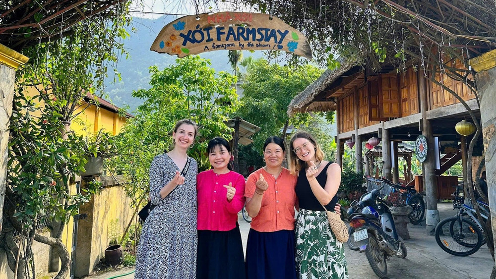Du khách chụp hình lưu niệm tại Xới Farmstay. 169d78bf4085f6dbaf94.jpg