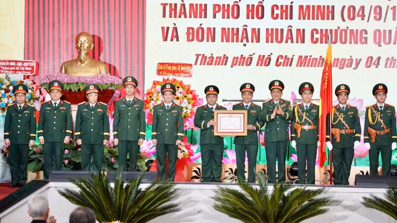 Thứ trưởng Quốc phòng trao Huân chương Quân công hạng Ba cho Bộ Tư lệnh Thành phố Hồ Chí Minh.