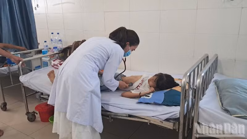 Bệnh nhân bị ngộ độc thực phẩm nghi do ăn bánh mì đang điều trị tại Bệnh viện Sản-Nhi tỉnh Quảng Ngãi.