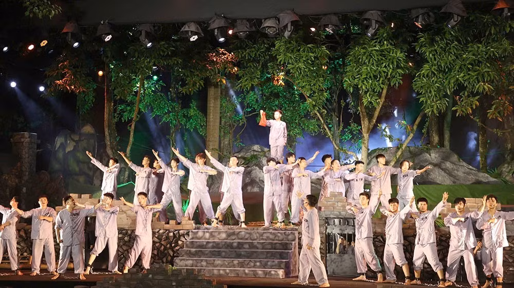 Chương trình nghệ thuật "Về nguồn" với chủ đề "Địa ngục trần gian" được tổ chức tại không gian Di tích quốc gia đặc biệt Nhà tù Sơn La.