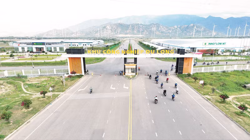 Khu công nghiệp Du Long, xã Thuận Bắc, tỉnh Khánh Hòa thu hút nhiều nhà đầu tư thứ cấp, giải quyết việc làm cho hàng nghìn lao động địa phương.