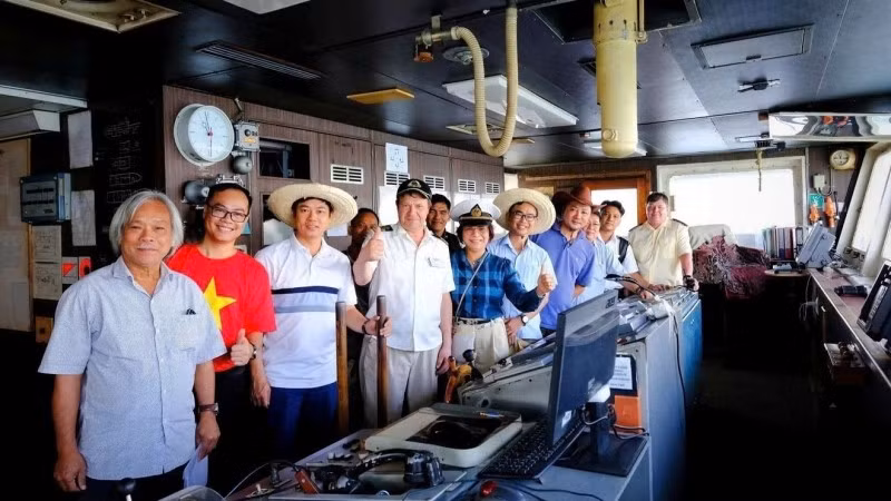 Các nhà khoa học của Viện Hàn lâm Khoa học và Công nghệ Việt Nam và Viện Hàn lâm Khoa học Nga trong một chuyến khảo sát chung về đa dạng sinh học và hoá sinh biển.