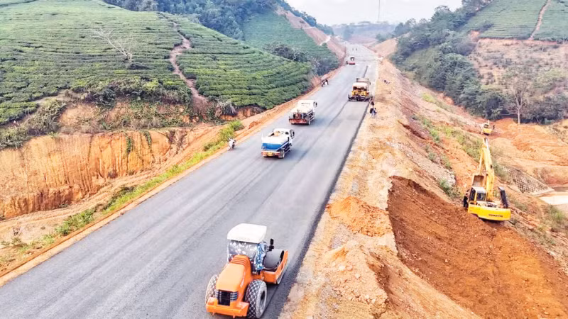 Trên công trường tuyến cao tốc Tuyên Quang-Hà Giang. (Ảnh HẢI ĐĂNG)