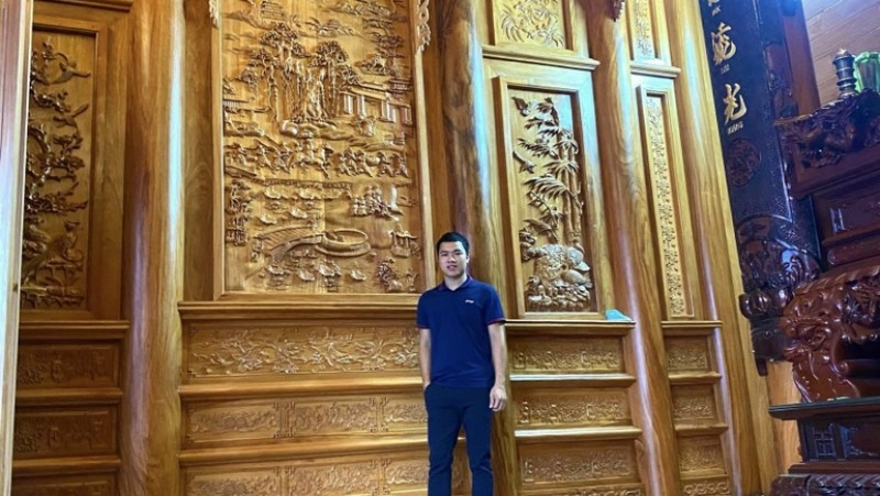 Anh Nguyễn Chí Đạt bên ngôi nhà cổ vừa thi công xong tại xã Kim Thành, Hải Phòng. nghe-moc-phu-yen.jpg