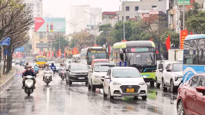 Tại khu vực cửa ngõ phía nam nơi có tuyến cao tốc Pháp Vân-Cầu Giẽ và Quốc lộ 1A, lực lượng Cảnh sát giao thông tuần tra kiểm soát trên tuyến, bảo đảm không để xảy ra ùn ứ kéo dài. (Ảnh: LÊ KHÁNH)