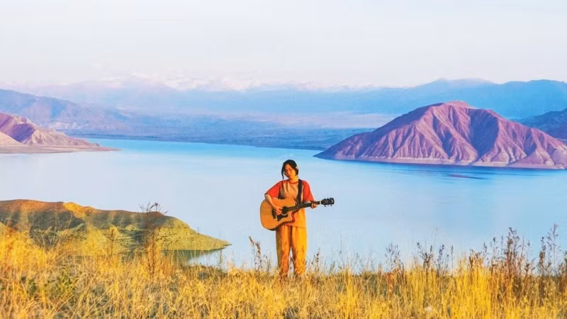 Một khoảnh khắc của Mai Hương trong chuyến đi khám phá khu vực hồ Toktogul Reservoir (Kyrgyzstan). (Ảnh nhân vật cung cấp)
