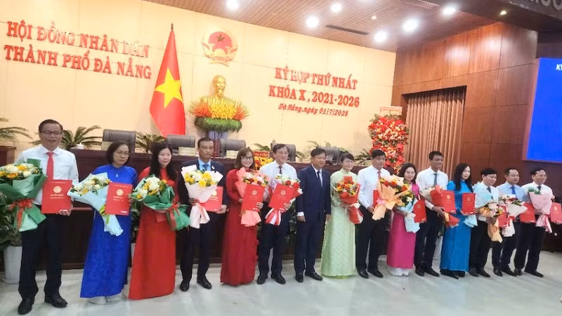 Lãnh đạo thành phố tặng hoa chúc mừng Chủ tịch và các Phó Chủ tịch Hội đồng nhân dân thành phố Đà Nẵng (khóa X). (Ảnh: ĐÌNH TĂNG)