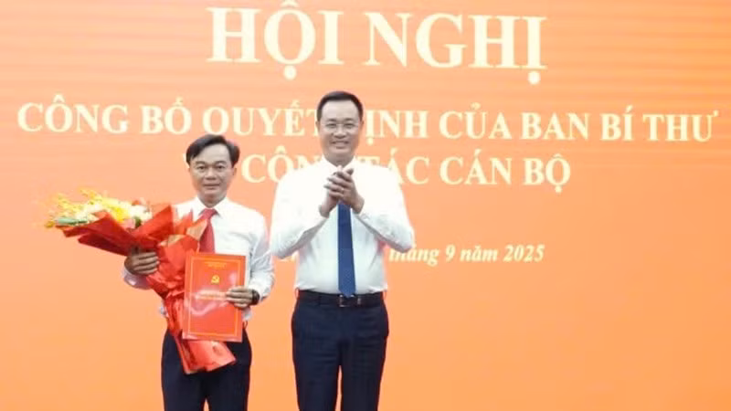 Bí thư Tỉnh ủy Quảng Trị Lê Ngọc Quang trao quyết định của Ban Bí thư và tặng hoa chúc mừng đồng chí Nguyễn Chiến Thắng.