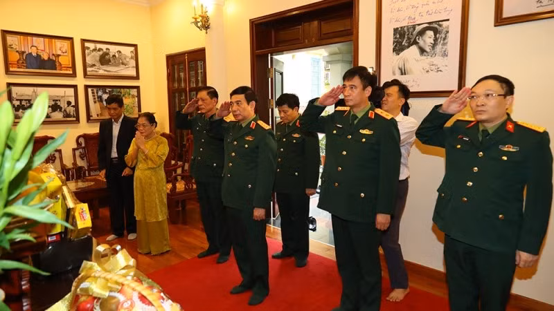 Đại tướng Phan Văn Giang dâng hương tưởng nhớ nguyên Tổng Bí thư Lê Khả Phiêu. (Ảnh: Cổng thông tin điện tử Bộ Quốc phòng)