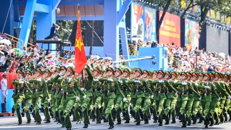 Khối nam sĩ quan Cảnh sát nhân dân tại Tổng duyệt lễ diễu binh, diễu hành Lễ kỷ niệm 50 năm Ngày Giải phóng miền nam, thống nhất đất nước. (Ảnh: THÀNH ĐẠT/BÁO NHÂN DÂN)
