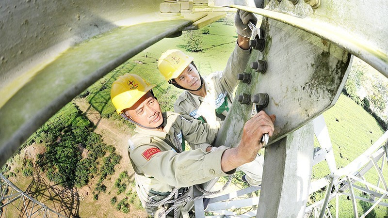 Công nhân Công ty Truyền tải điện Tây Bắc kiểm tra, sửa chữa đường dây 500kV Sơn La-Hiệp Hòa (Phú Thọ). (Ảnh minh họa: ĐỨC ANH)